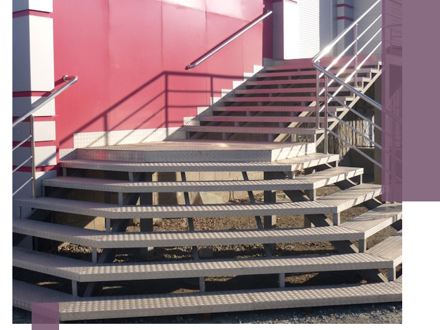 Лестницы для магазина в Юрге — изготовление и монтаж