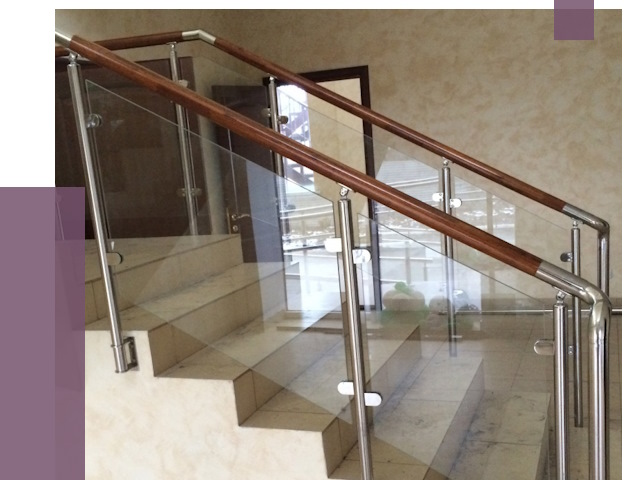 Комбинированные перила из металла и дерева в Юрге