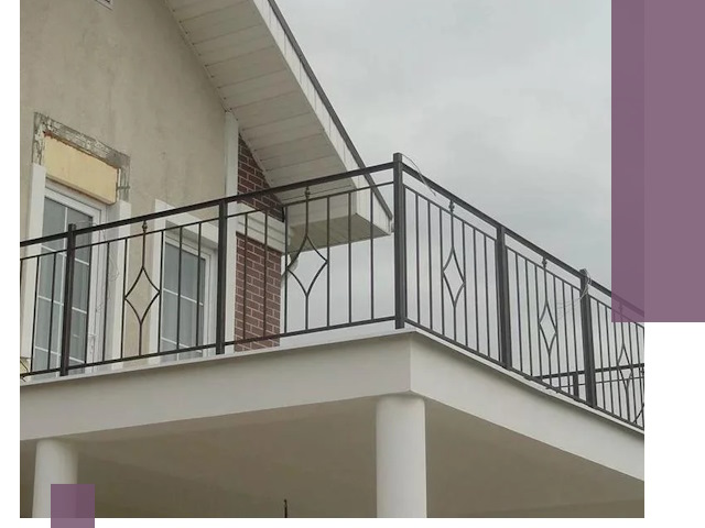 Изготовление балконных ограждений в Юрге из металла и стекла